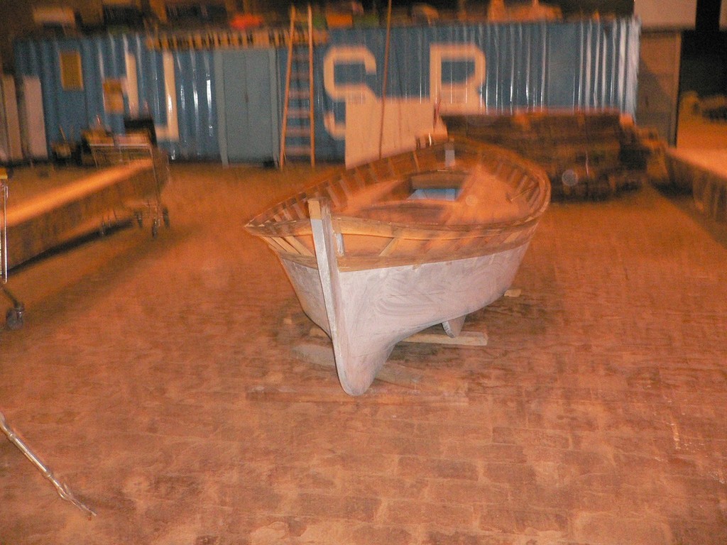 A dory is near completed - Un Mar Sin Barreras, 